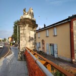 Pontelungo, con a destra l'edicola in ricordo della traslazione della Pietà