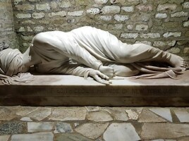 Statua sul luogo ove venne depositato il corpo di santa Cecilia, catacombe di San Callisto, Roma.