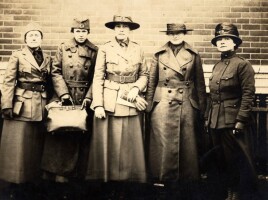 Esther Pohl Lovejoy (a destra) con altri membri dell'American Women's Hospitals nel 1918.